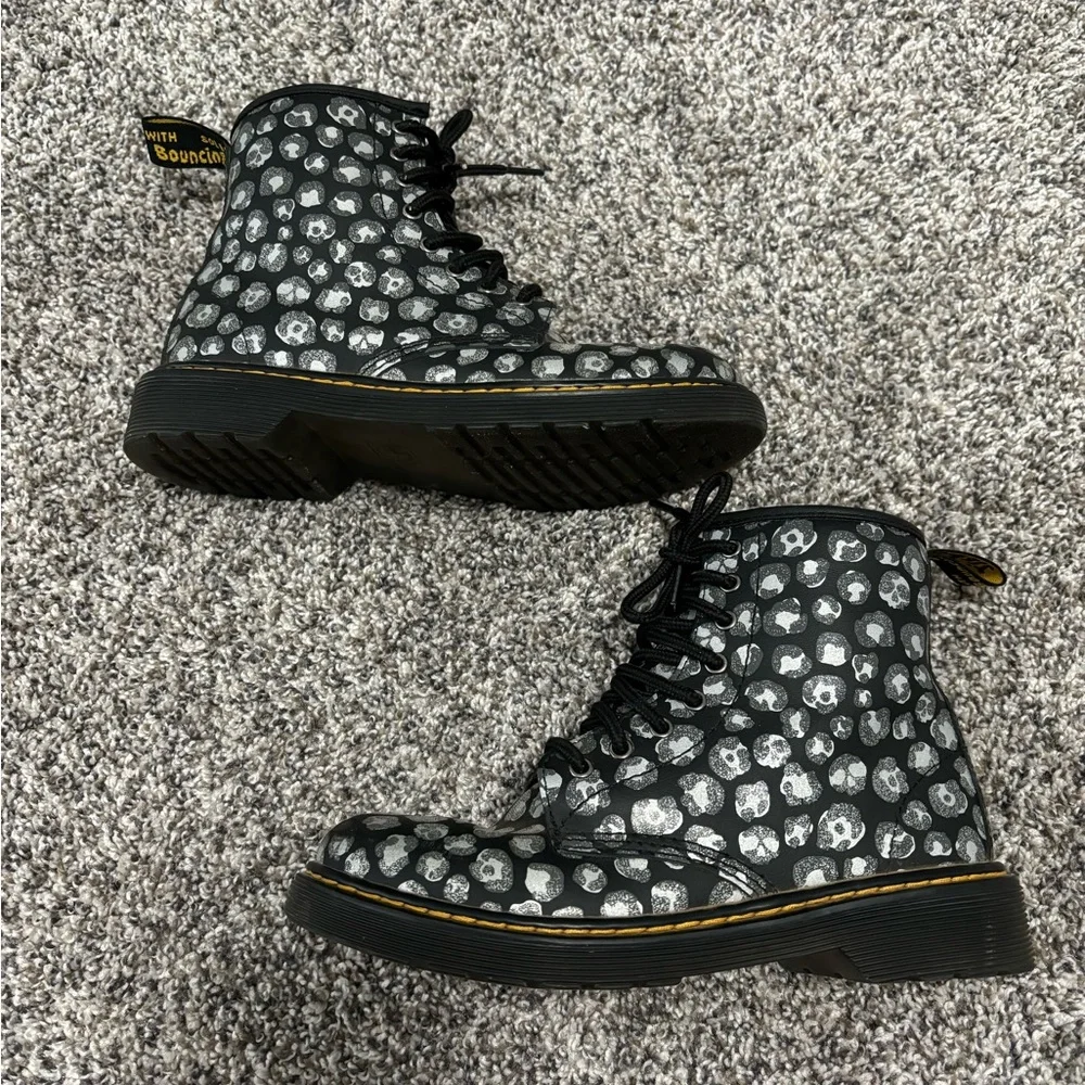 Doc Martens JUNIOR LEOPARD HYDRO LEATHER LACE UP BOOTS